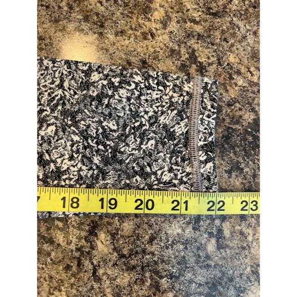 Athleta XS Salutation Stash Pocket II 7/8 Black White Floral Print Leggings - Picture 9 of 9